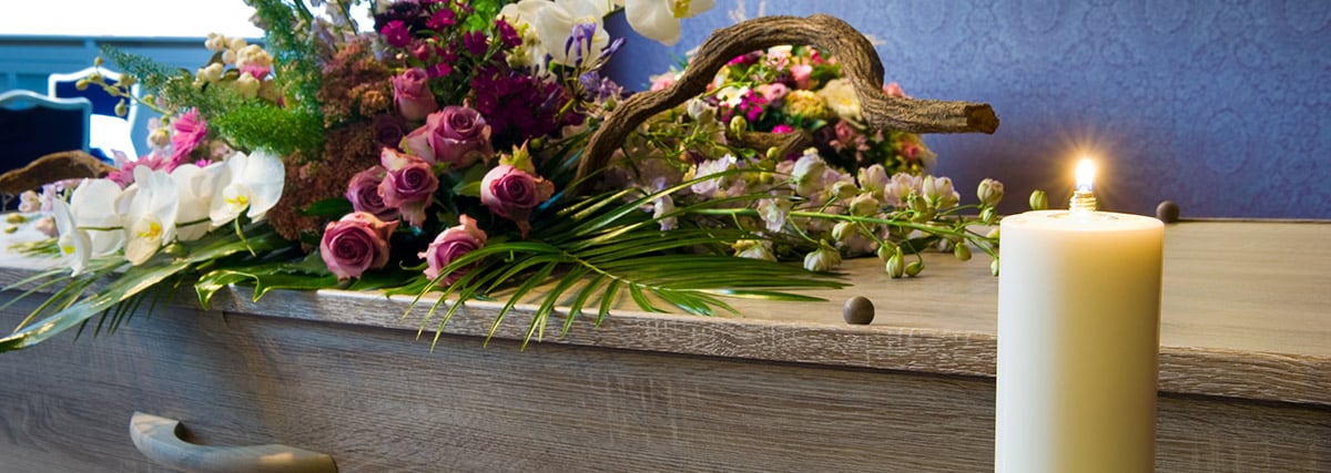Rouwbloemen op kist Rouwbloemen op kist